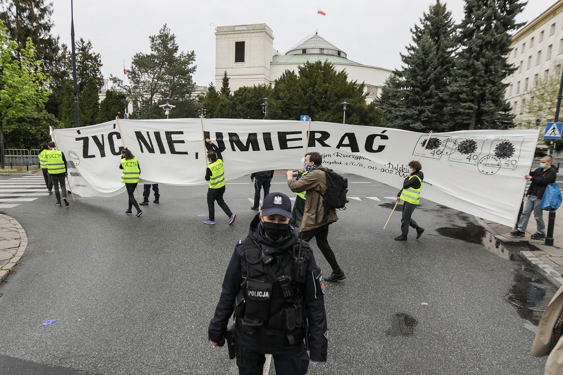 Artyści doręczyli list posłom i mają teraz zapłacić za to ogromne pieniądze. Trwa zbiórka by im w tym pomóc
